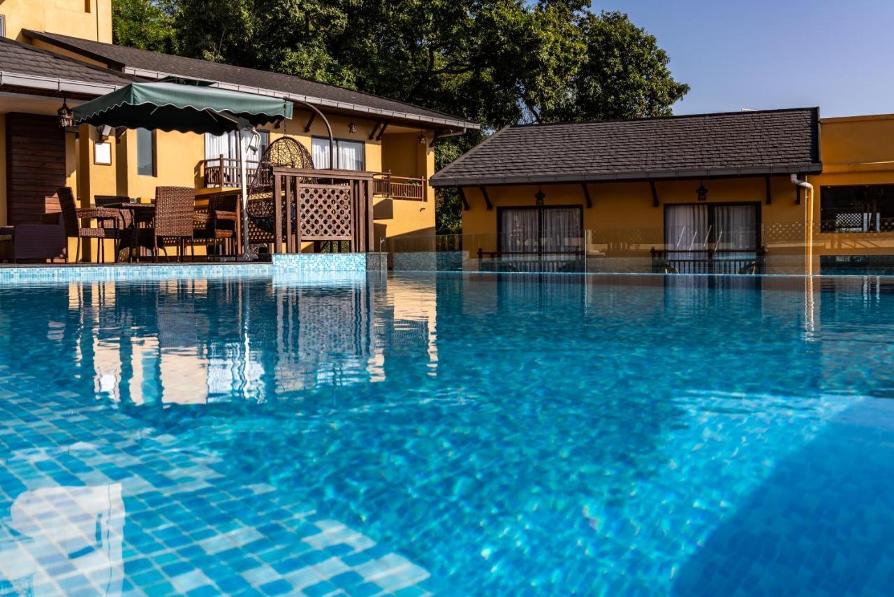 Bar Peepal Resort Pokhara Exterior foto The swimming pool at the hotel