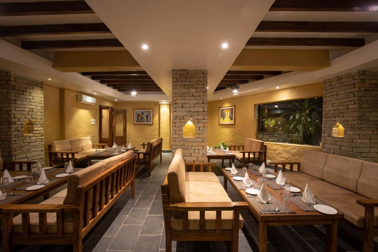 Bar Peepal Resort Pokhara Exterior foto The interior of a restaurant in Kathmandu, Nepal