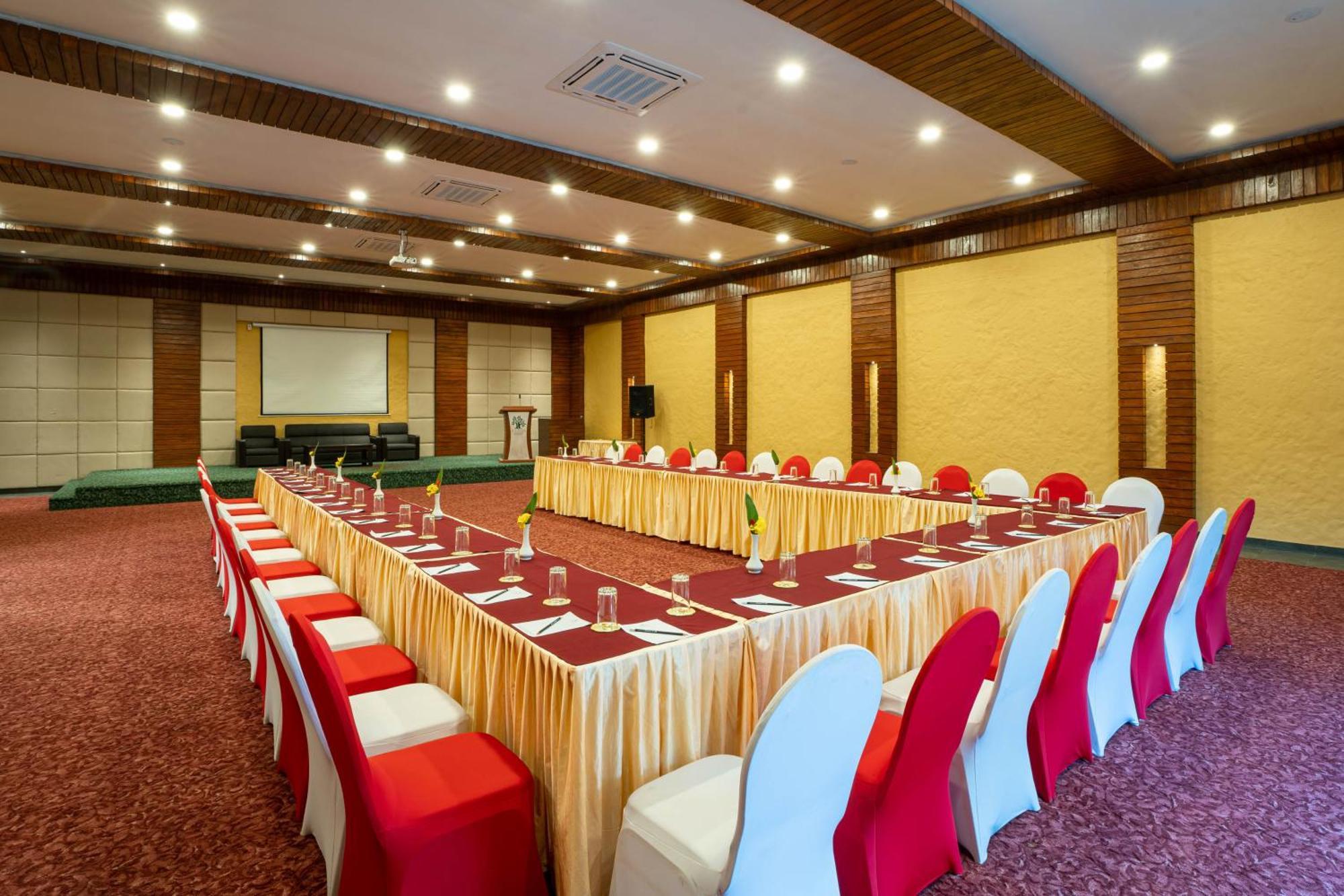 Bar Peepal Resort Pokhara Exterior foto Meeting room