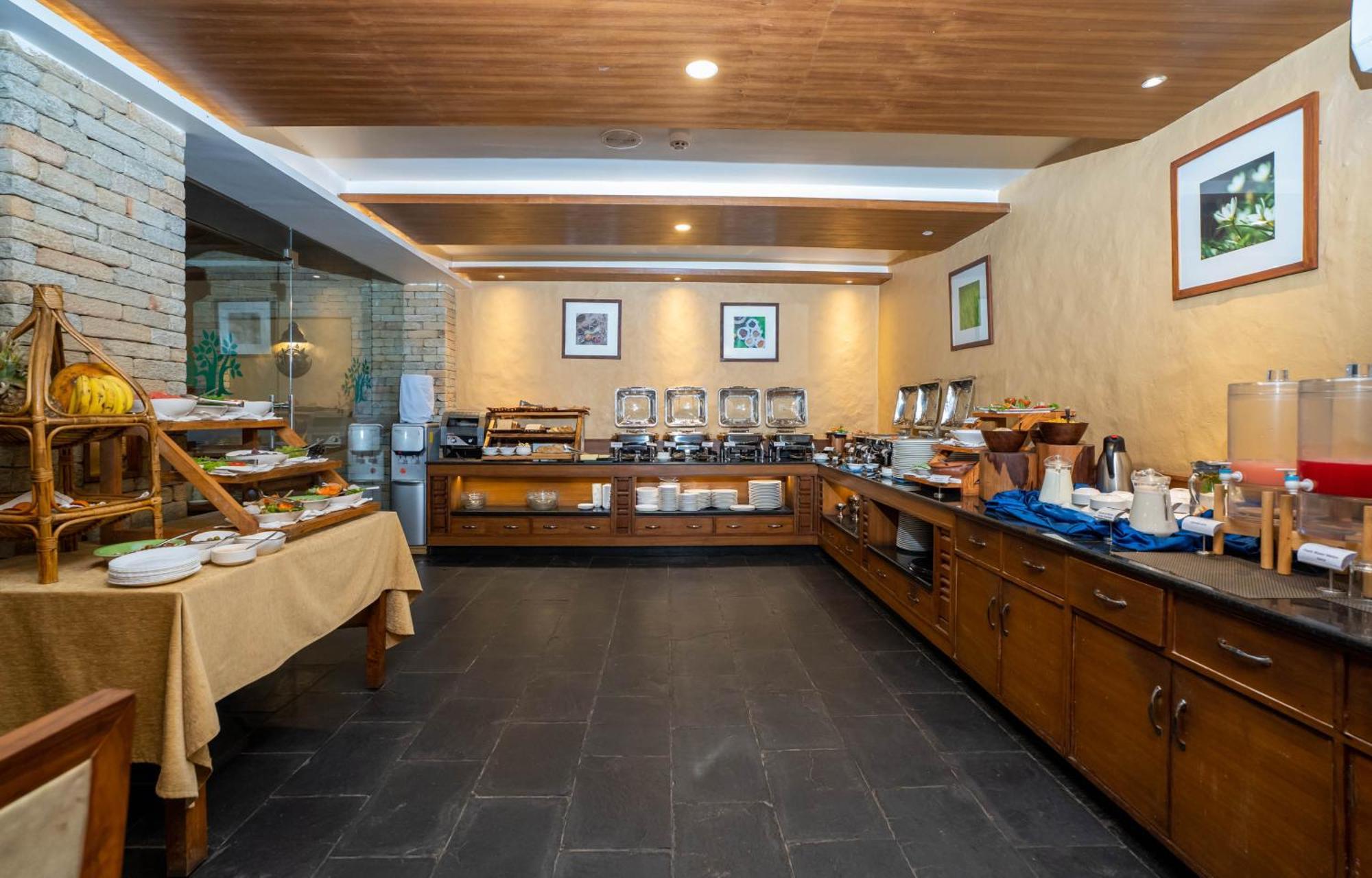 Bar Peepal Resort Pokhara Exterior foto The buffet at the restaurant