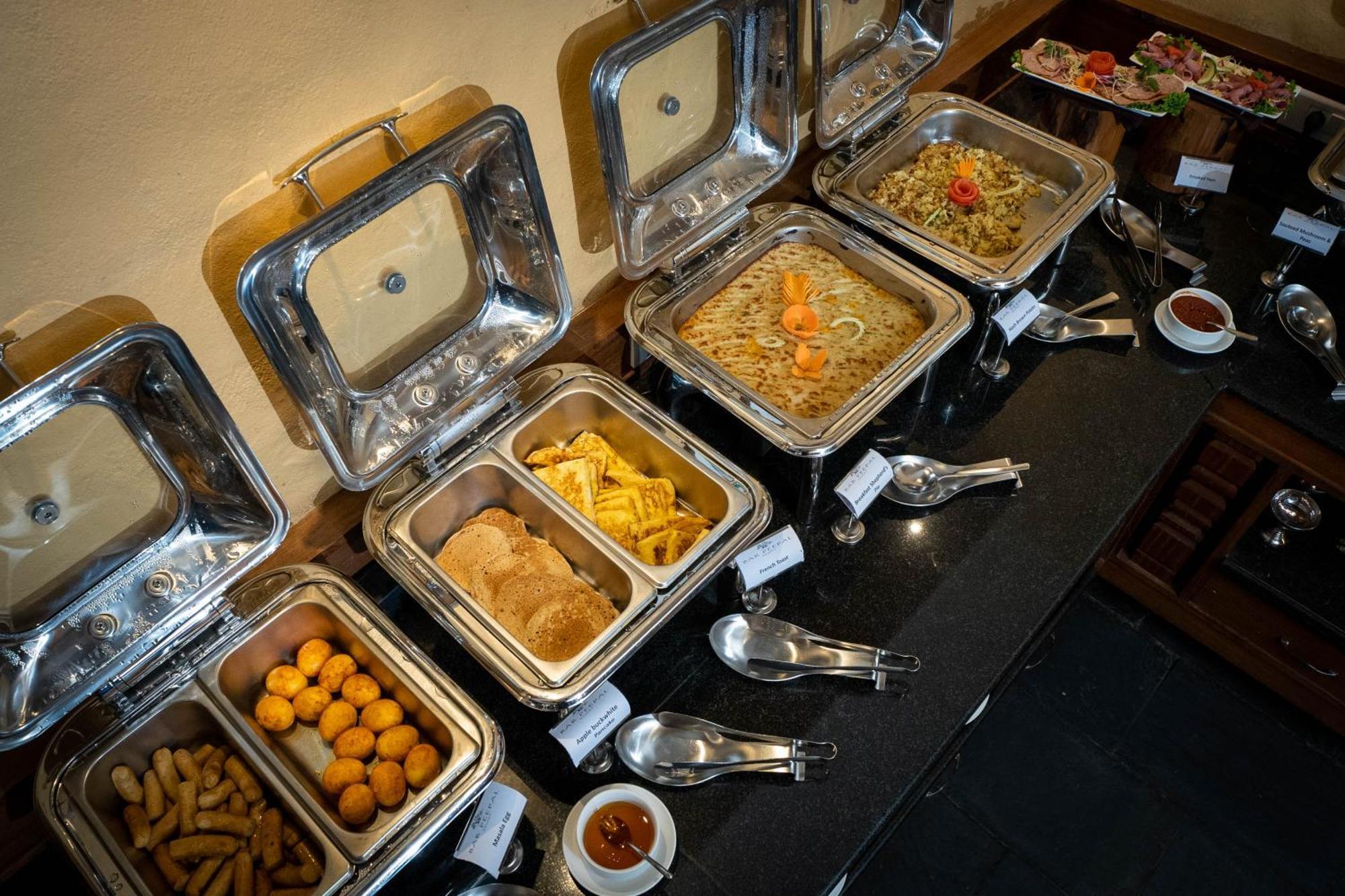 Bar Peepal Resort Pokhara Exterior foto A selection of chafing dishes