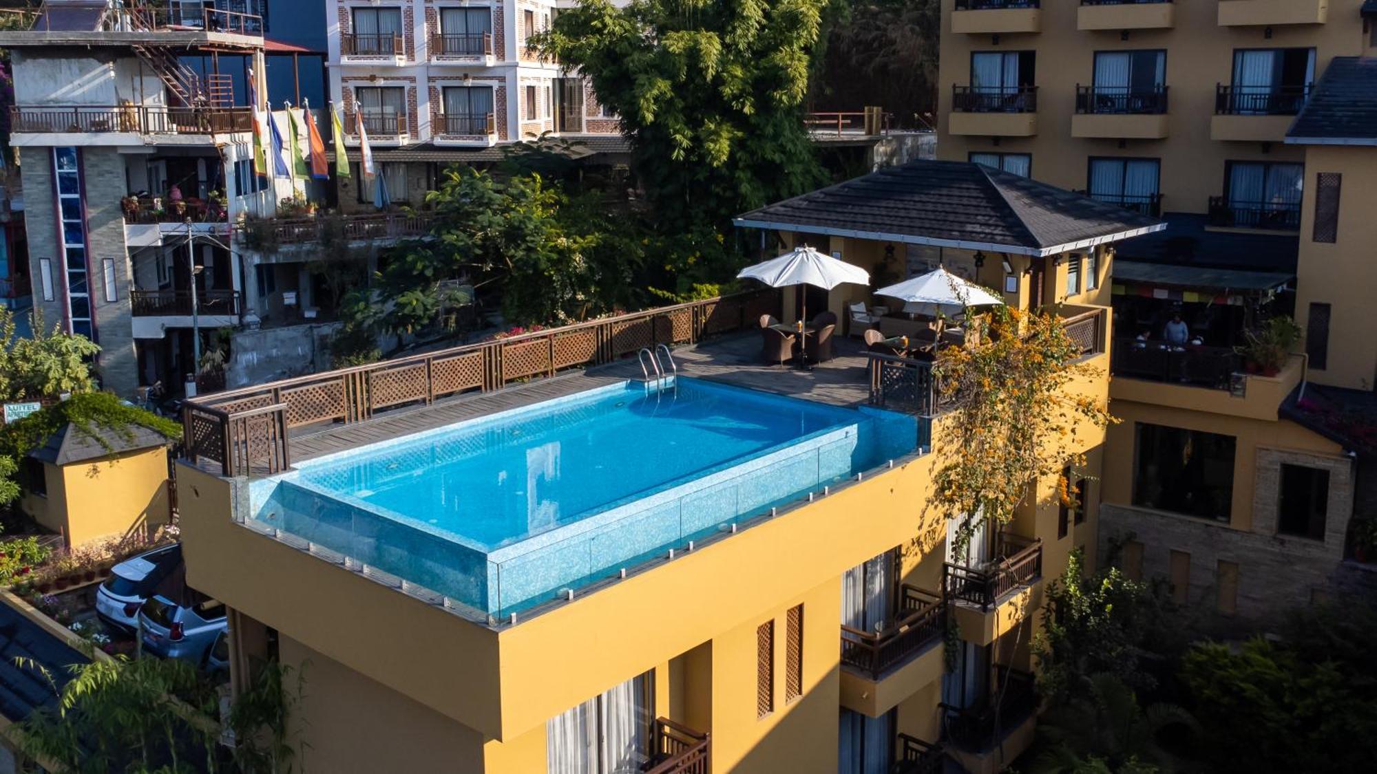 Bar Peepal Resort Pokhara Exterior foto Rooftop pool at the Hotel